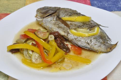 Pražma pečená v římském hrnci na zeleninovém polštáři  – Snadné recept z Miš - Maš kuchyně, hotový za 45 - 60 minut